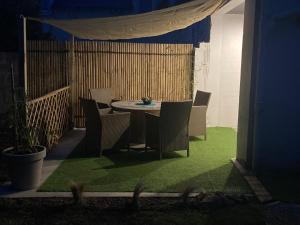 Zimmer mit einem Tisch und Stühlen auf einer Terrasse in der Unterkunft Studio au couleur de l’océan in Riantec