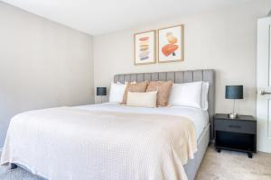 Ένα ή περισσότερα κρεβάτια σε δωμάτιο στο Sunnyvale 3BR w Gym Pool Parking nr freeways SFO-636 +35 φωτογραφίες