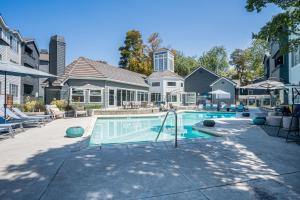Πισίνα στο ή κοντά στο Sunnyvale 3BR w Gym Pool Parking nr freeways SFO-636