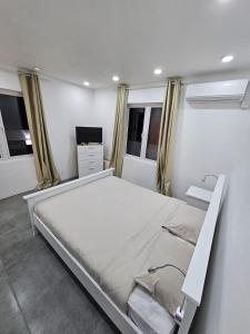 ein Schlafzimmer mit einem großen weißen Bett in einem Zimmer in der Unterkunft Villa La Preneuse in Rivière Noire