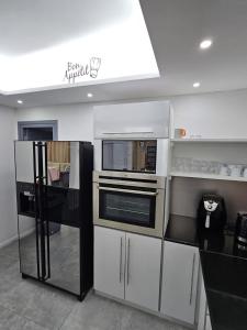 Kuchyň nebo kuchyňský kout v ubytování Villa La Preneuse