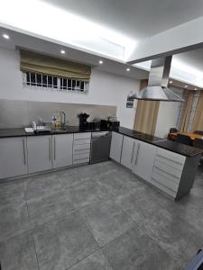 Kuchyň nebo kuchyňský kout v ubytování Villa La Preneuse