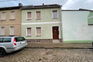 un coche aparcado delante de una casa en Apartments in Nienburg (Saale), en Grimschleben