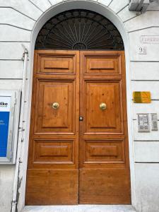 una grande porta in legno in un edificio di Baltik Guesthouse a Roma