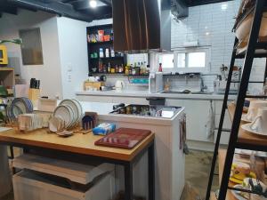 Cucina o angolo cottura di Yachtie Inn Mokpo