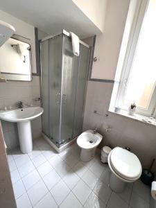 a bathroom with a shower and a toilet and a sink at Zigana- Raffinato ed elegante appartamento nel cuore della città! in Palermo