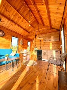 ein Wohnzimmer mit Holzwänden und einer Holzdecke in der Unterkunft Spokojny zakątek in Silice