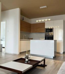 a living room with a table and a kitchen at Rezidencia Kmeťova so súkromným parkovaním zdarma, 5 min pešo do centra in Košice