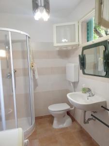 La salle de bains est pourvue d'une douche, de toilettes et d'un lavabo. dans l'établissement La Veranda, à Marradi