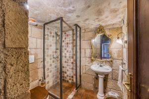 A bathroom at Torre Del Melograno With Heated Pool - Happy Rentals