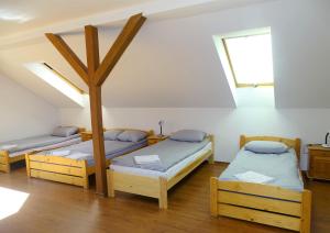 een kamer met drie bedden in een kamer bij Mimoza Gospodarstwo Agroturystyczne in Bartoszyce +51 foto's