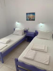 duas camas sentadas uma ao lado da outra num quarto em ΜΕΤΑΧΑ em Mikros Gialos