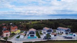 een luchtzicht op een groot huis bij Villa Istra Relax Sapphire in Rebići
