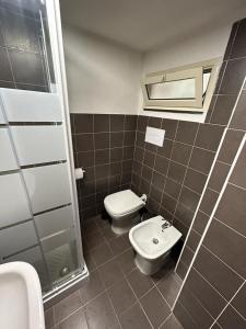 シラクーサにあるLoft in Ortigiaのバスルーム(トイレ、洗面台付)
