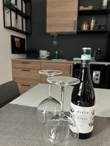 シラクーサにあるLoft in Ortigiaのワイン1本とグラス2杯