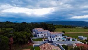 een luchtfoto van een huis in een veld bij Villa Istra Relax Sapphire in Rebići