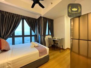 een slaapkamer met een bed en een bureau met een raam bij The Colony Skyline Suites KLCC in Kuala Lumpur +64 foto's