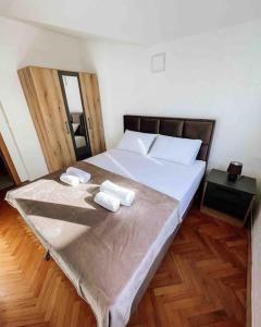 ein Schlafzimmer mit einem Bett mit zwei Handtüchern darauf in der Unterkunft Spacious One bedroom Apartment DIA in Budva