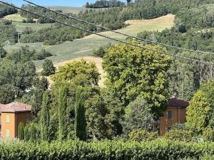 vista su una collina con alberi e su una casa di appartamento con vista collina Fornovo di Taro a Piantonia