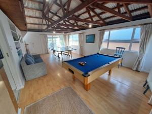ein Wohnzimmer mit einem Billardtisch in der Unterkunft Atlantic Dream Beachfront Villa in Scarborough