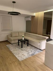 un soggiorno con divano e tavolo di Apartments Dolarevic a Sarajevo