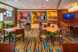 Restaurant o un lloc per menjar a Fairfield Inn & Suites by Marriott Cut Off-Galliano