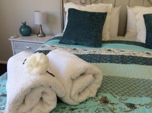 Letto o letti in una camera di Beachport Bed & Breakfast