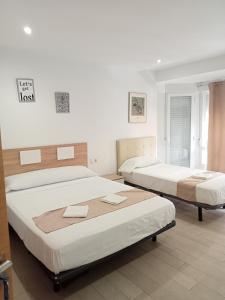 1 dormitorio con 2 camas en una habitación en Hostal Portugal, en Alicante
