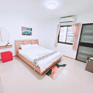 a bedroom with a large bed in a room at Sugar Beach Bangsaen in Ban Bang Saen (1)
