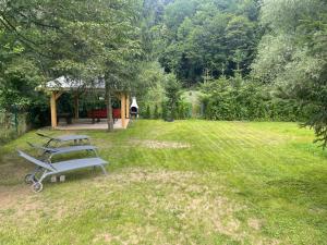 克罗奇琴科Domek nad Dunajcem的坐在院子里的一群长椅