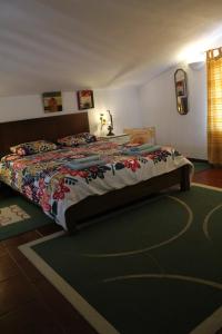 ForneloにあるCasa da Cercaのバスケットボール付きの部屋にベッド1台が備わるベッドルーム1室があります。