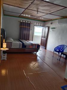 um quarto com uma cama, uma mesa e uma cadeira em Friendly losmen em Lagudri