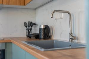 Kuchyň nebo kuchyňský kout v ubytování Orion Residence Ι + 37 fotografií