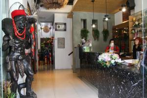 un restaurante con una estatua de un hombre usando un sombrero de Santa en Itathao Vacation Hotel, en Yuchi