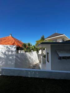 Το κτήριο όπου στεγάζεται  η βίλα +6 φωτογραφίες