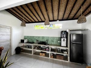 Η κουζίνα ή μικρή κουζίνα στο Sol Studios Pererenan