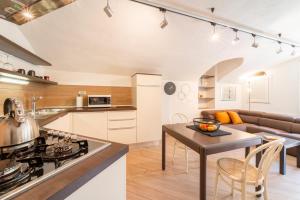 Tremezzina Charming Apartment by Wonderful Italy tesisinde mutfak veya mini mutfak