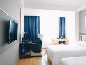 TV a/nebo společenská místnost v ubytování GreenTree Eastern Hotel Jiaxing Jiangnan Moore Store