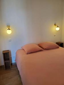 una camera con un letto con due cuscini sopra di Rêve en Lubéron a Lauris