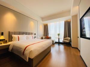 Tempat tidur dalam kamar di GreenTree Eastern Hotel Fuzhou South Railway Station