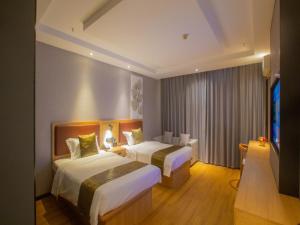 Ліжко або ліжка в номері GreenTree Inn Express Changzhou Caoqiao Industrial Park