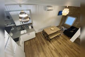 een keuken en een woonkamer bij Casa Rural Depende in Vilagarcia de Arousa