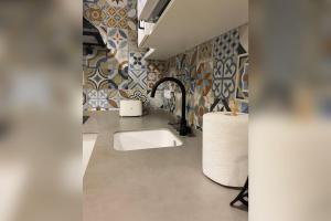 een badkamer met een wastafel en een toiletrol bij Casa Rural Depende in Vilagarcia de Arousa +64 foto's