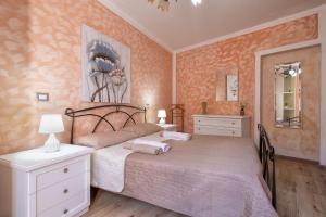 1 dormitorio con 1 cama, 2 mesas y espejo en Relax House and Fitness 8, en Villanova Monteleone