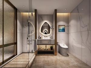 ein Bad mit einer Dusche, einem WC und einem Spiegel in der Unterkunft Geli Hotel Bengbu Wanda Plaza Nanxiang City in Bengbu
