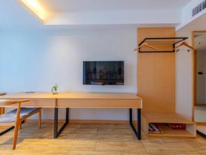 TV a/nebo společenská místnost v ubytování GreenTree Eastern Hotel Jiaxing Jiangnan Moore Store