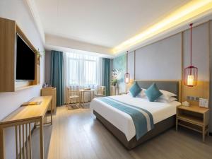 a hotel room with a bed and a desk at GreenTree Eastern Hotel Chuzhou Government East Garden Road in Chuzhou