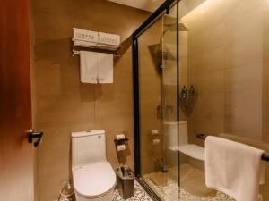 亳州的住宿－格美安徽省亳州市亳州学院酒店，一间带卫生间和淋浴的浴室
