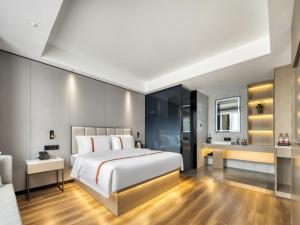 1 dormitorio con 1 cama blanca grande y baño en GreenTree Eastern Hotel Dezhou Pingyuan Debaiqi Stone Garden en Pingyuan