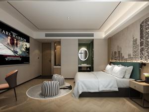 een slaapkamer met een groot bed en een televisie bij GreenTree Inn Express Hotel Changzhou Wujin Economic Development Zone Qishuyan Yaoguan in Changzhou